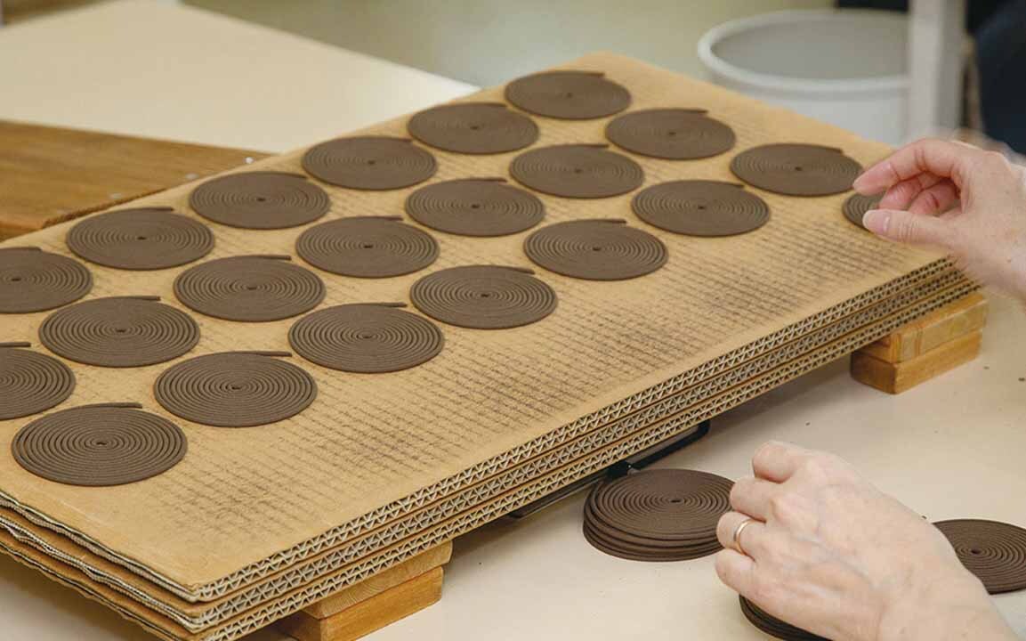 一つ一つ、手作業で不良がないか検品します。